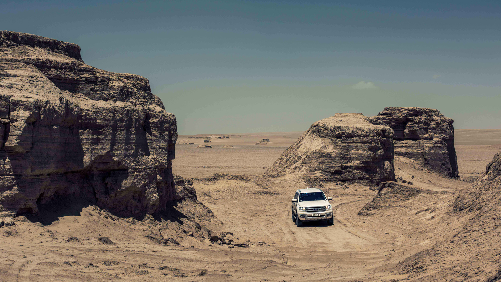Hệ thống Kiểm soát địa hình (TMS) giúp người sử dụng Ford Everest dễ dàng vượt qua các địa hình bùn, cát, tuyết và sỏi đá