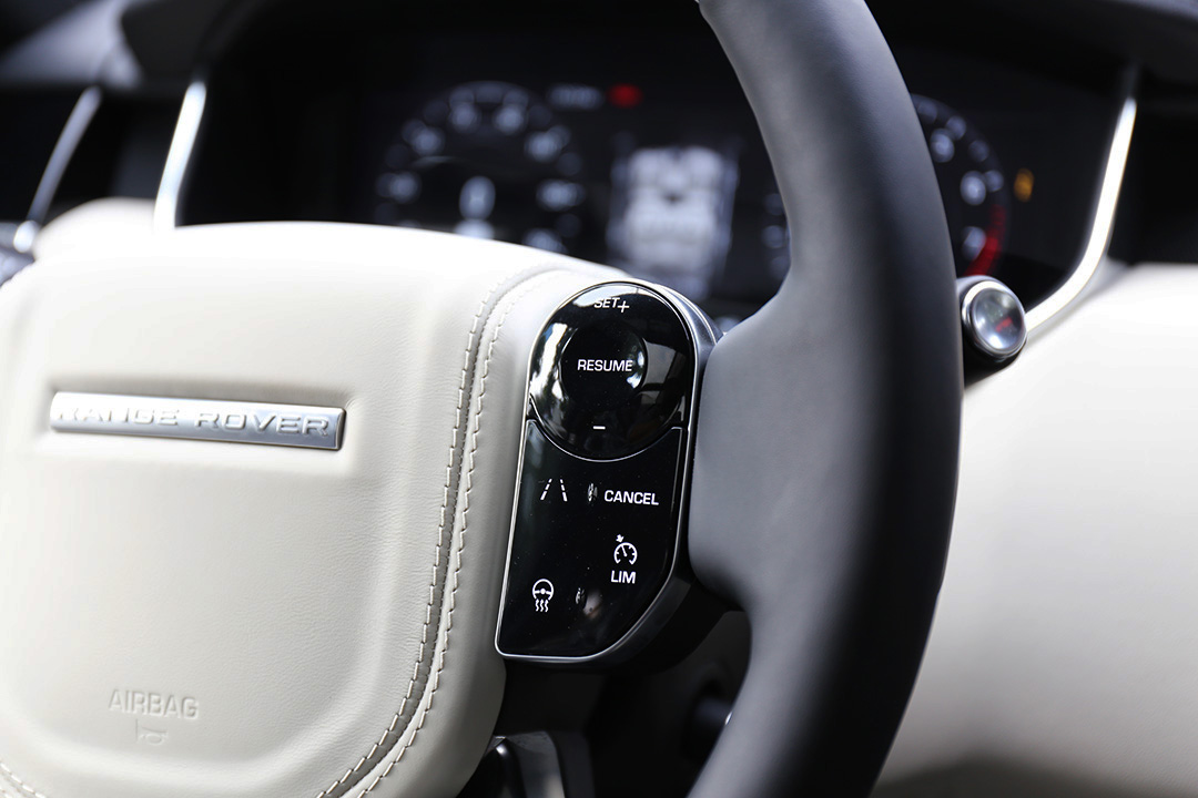 Nút bấm trên vô lăng xe Range Rover HSE 2019