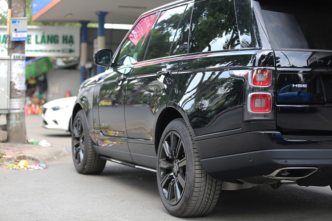 Range Rover HSE 2019 được trang bị la zăng 20 inch 9 chấu sơn đen bóng
