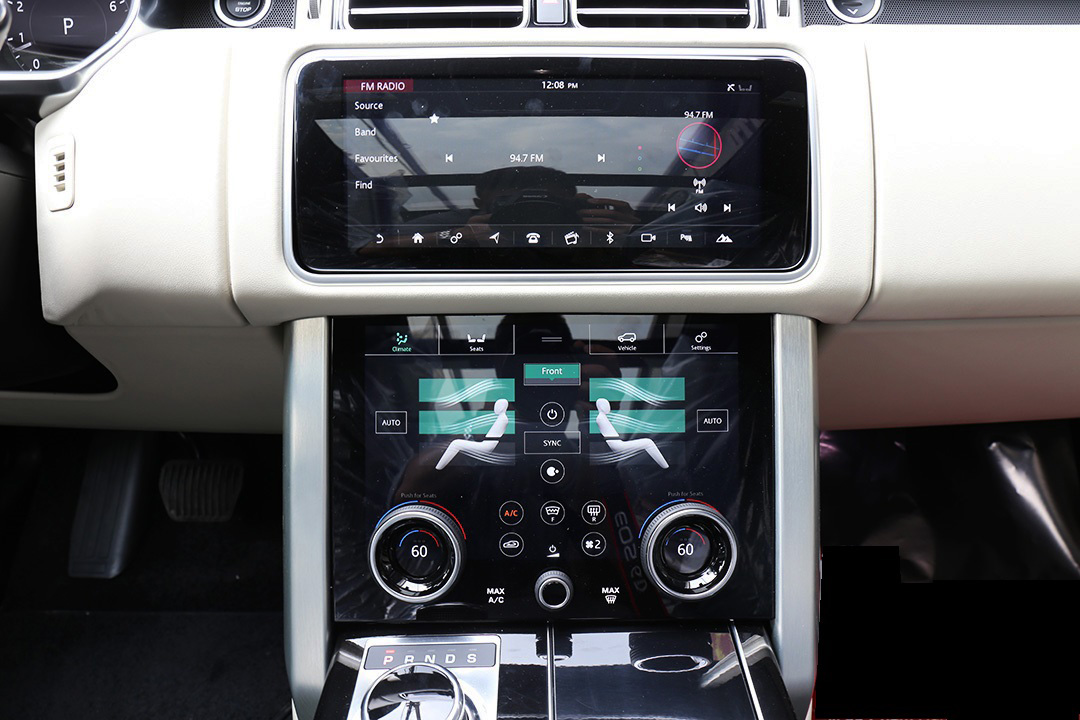 Hệ thống giải trí trên Range Rover HSE 2019 với 2 màn hình riêng biệt
