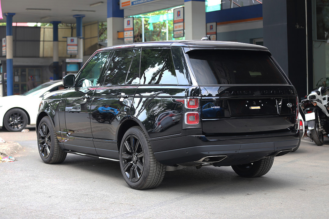 Tổng thể đuôi xe SUV hạng sang Range Rover HSE 2019
