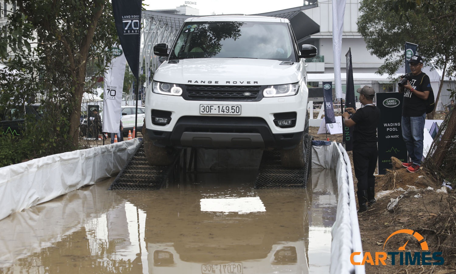 Land Rover lội nước