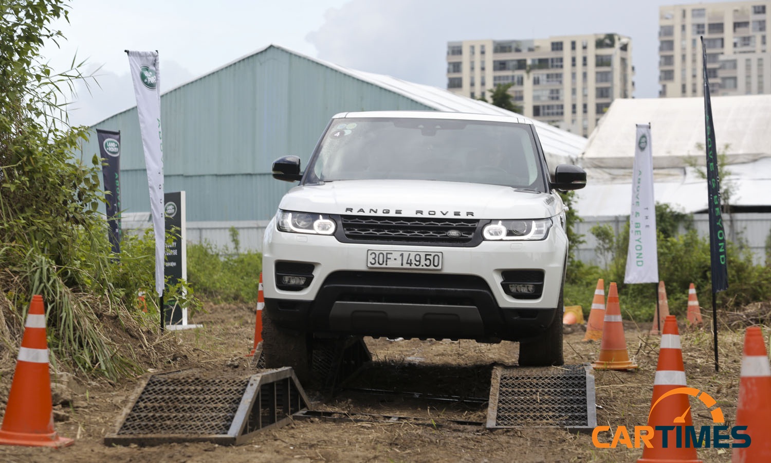 Land Rover vượt địa hình gồ ghề