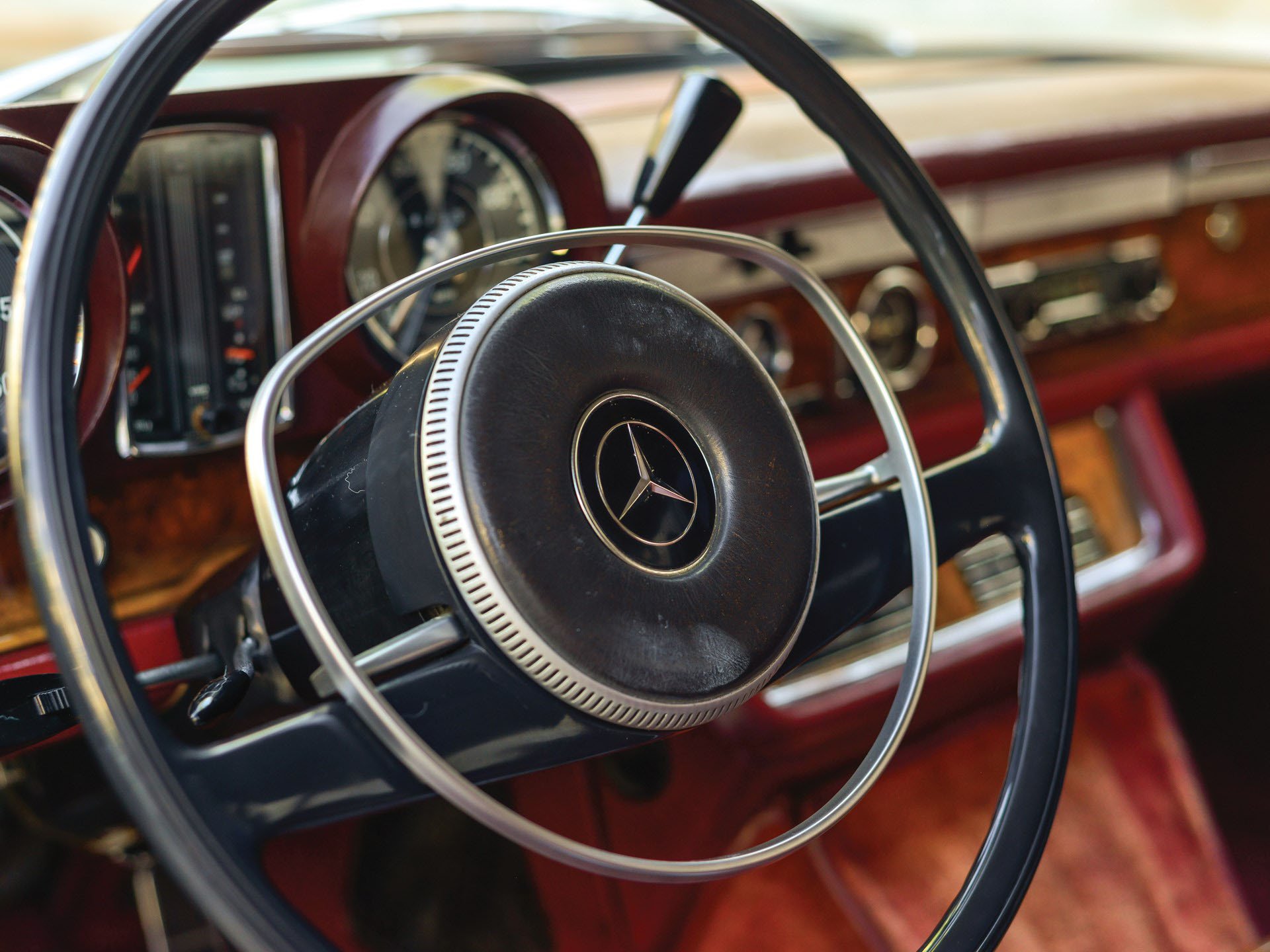 Cận cảnh vô lăng của Mercedes-Benz 600 Pullman