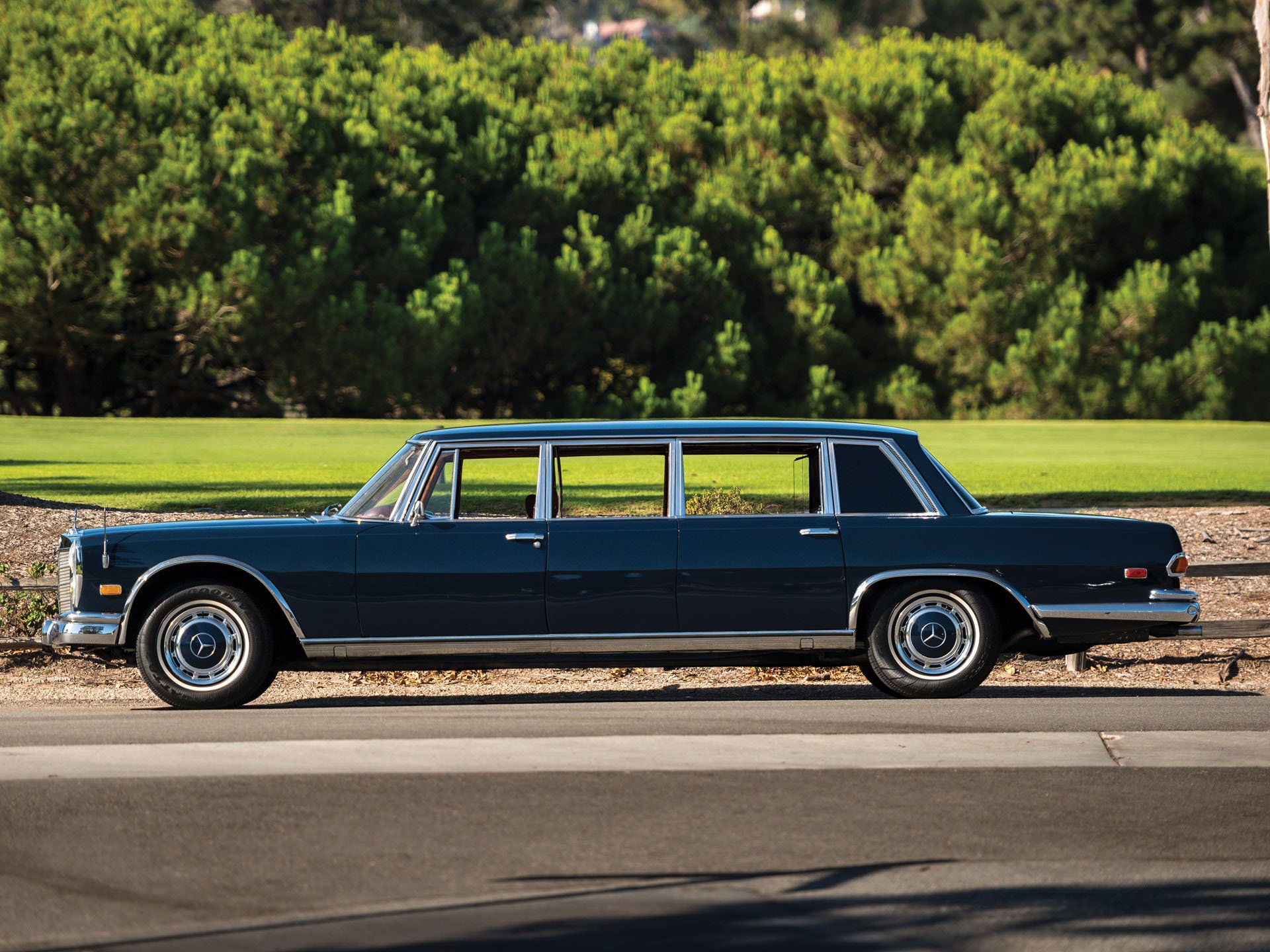 Thiết kế bên hông Mercedes-Benz 600 Pullman