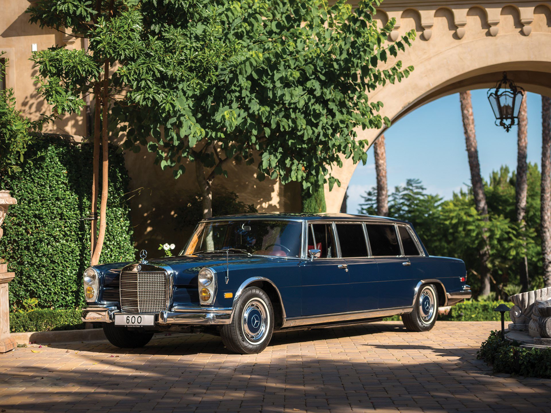 Mercedes-Benz 600 Pullman có chiều dài trục cơ sở lớn hơn bình thường