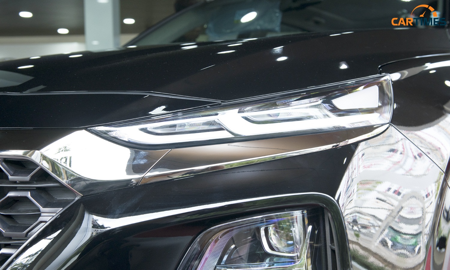Thiết kế đèn LED ban ngày "mắt híp" của Hyundai Santa Fe 2019