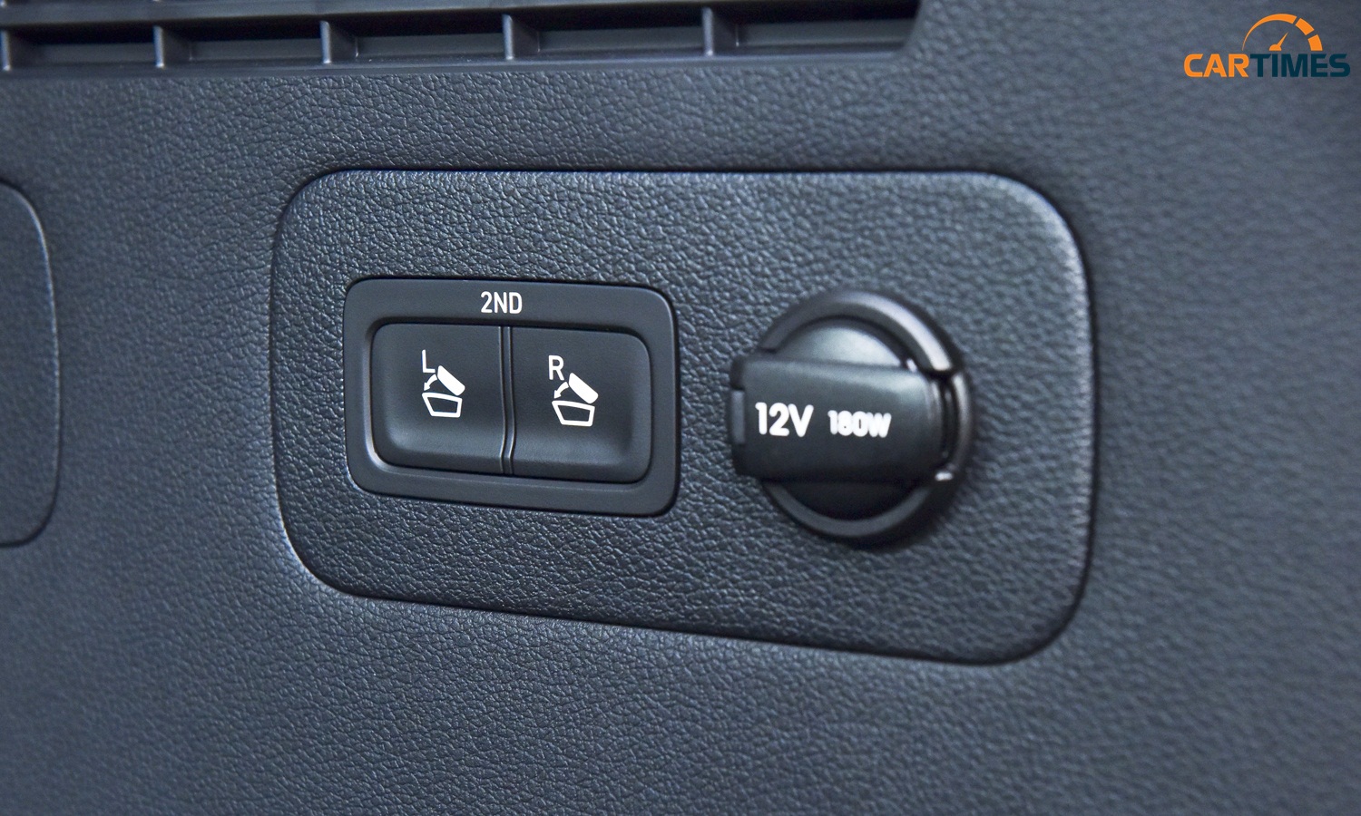 Nút gập hàng ghế thứ 2 trên xe Hyundai Santa Fe 2019