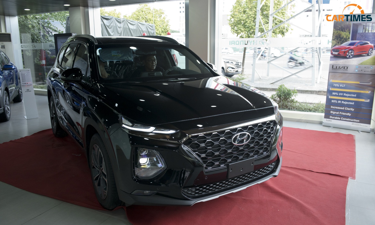 Xe Hyundai Santa Fe 2019 được trưng bày tại các đại lý giúp khách hàng có thể "sờ, nắn"