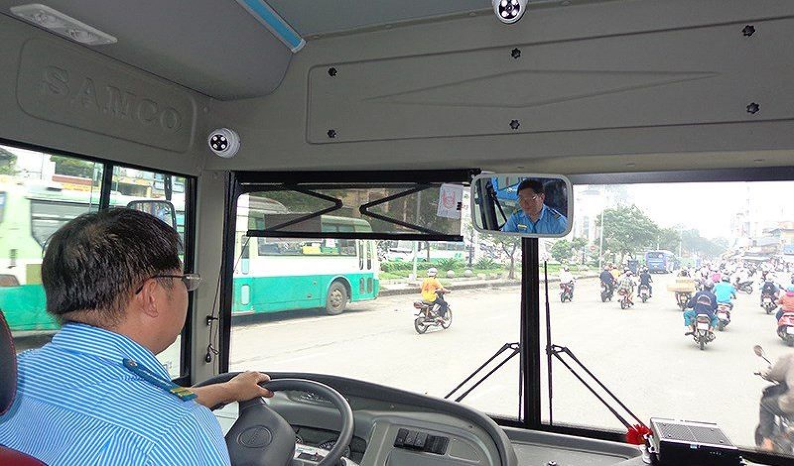 Lái xe ở Việt Nam phải chịu nhiều áp lực khi lưu thông