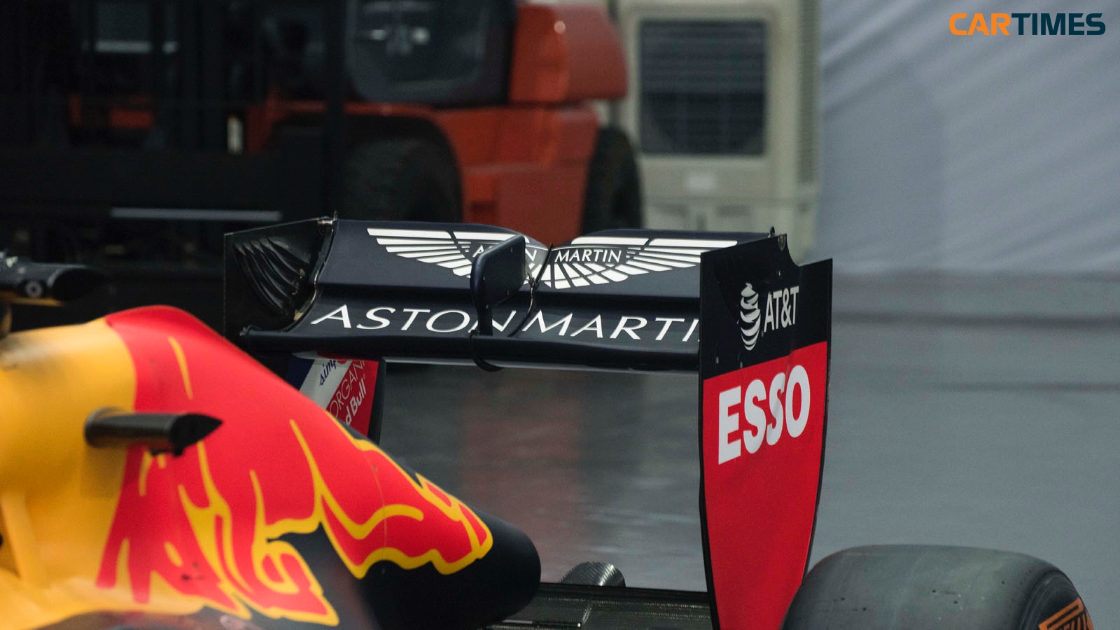 Cánh gió sau với logo Aston Martin