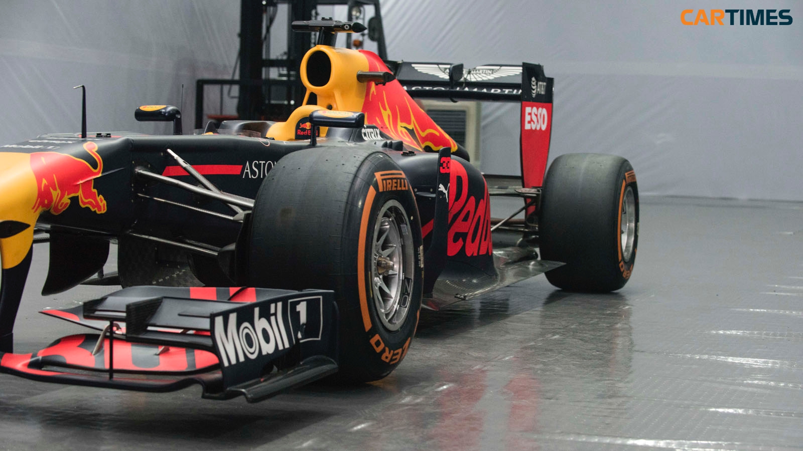 Chiếc xe là kết quả nghiên cứu của đội đua Redbull Racing và hãng xe thể thao Aston Martin