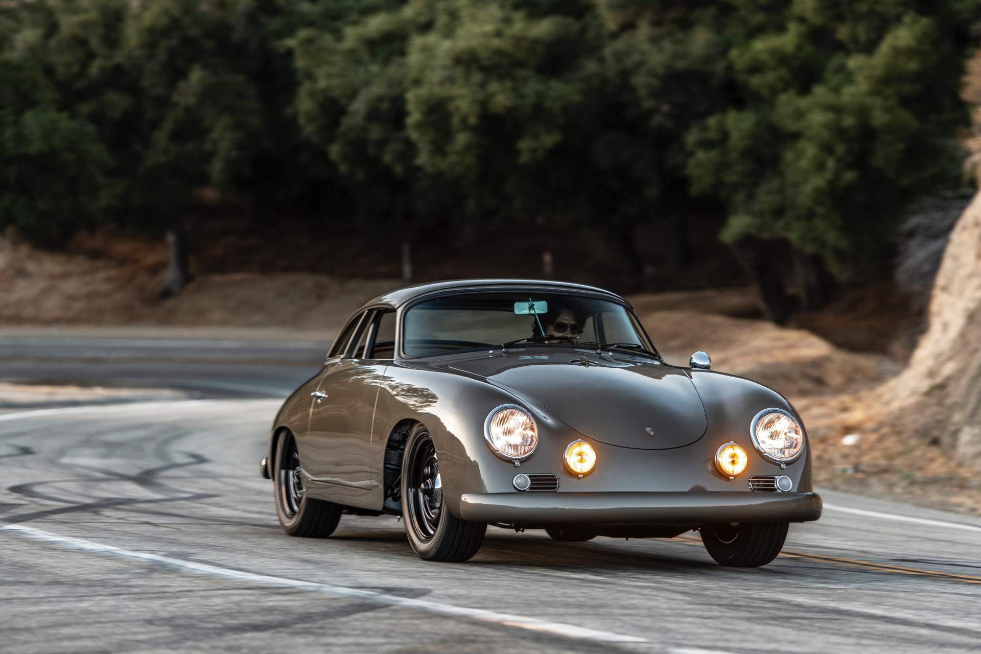 Chiếc xe Porsche 356 đã được thay thân vỏ bên ngoài của một chiếc 356 khác
