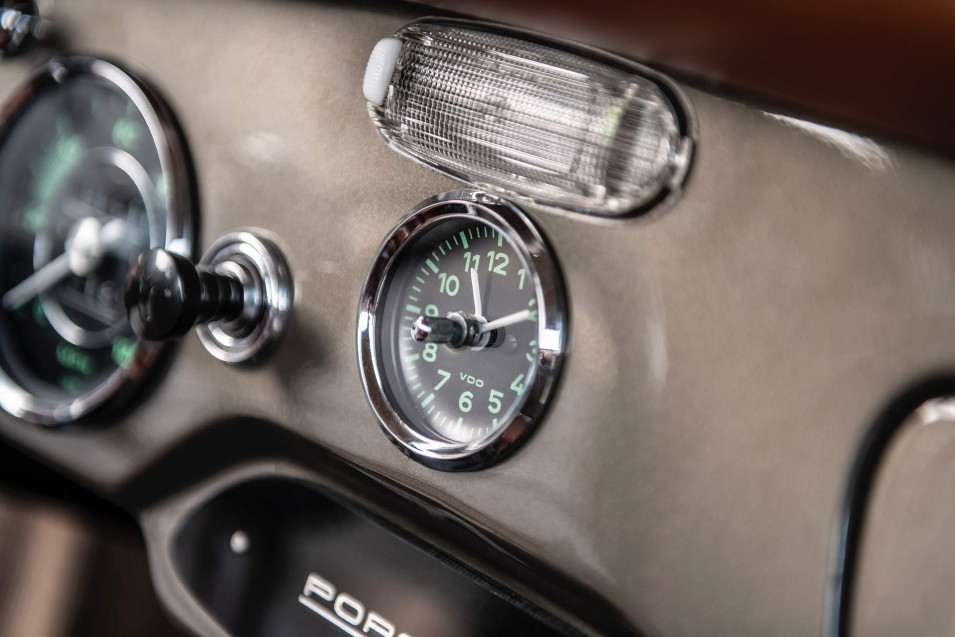 Đồng hồ xem giờ ở giữa bảng điều khiển trung tâm như mọi mẫu xe Porsche khác