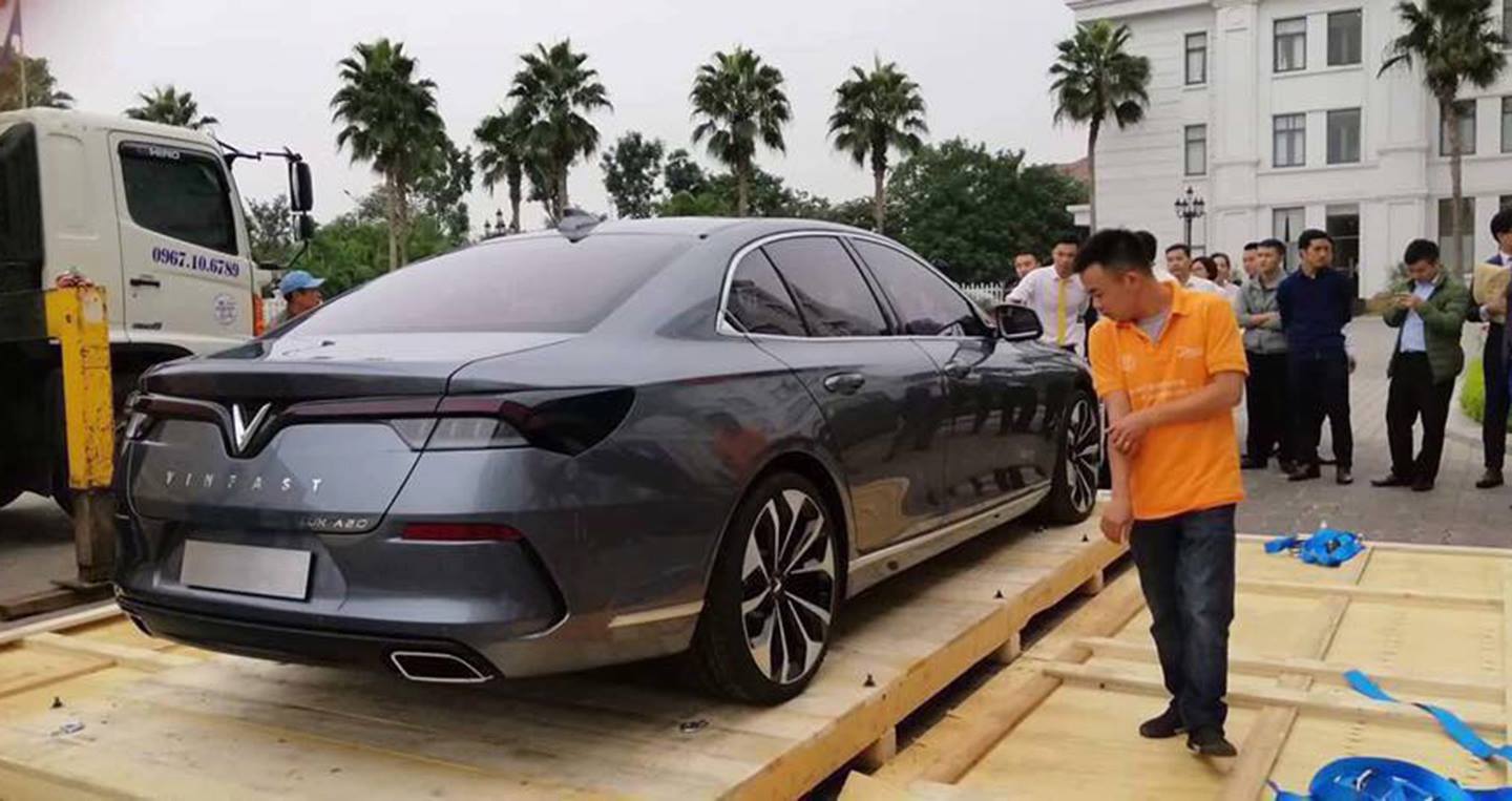 Xe VinFast Lux 2.0 tại Vinhomes Riverside Long Biên.