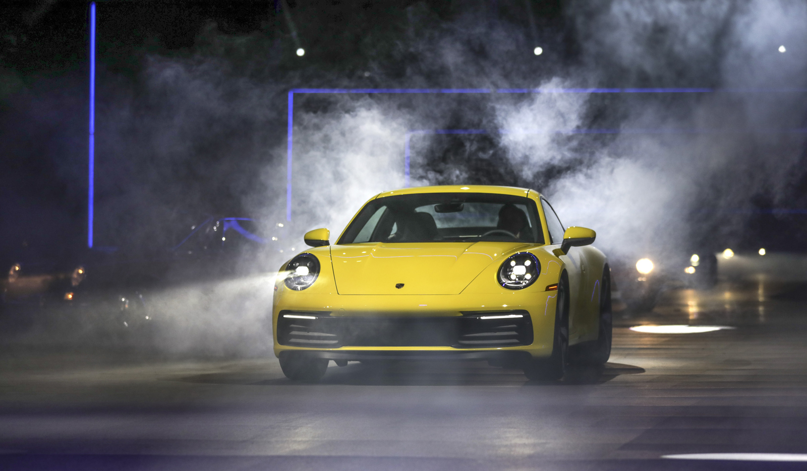 Porsche phát triển chế độ lái trên mặt đường trơn trượt 