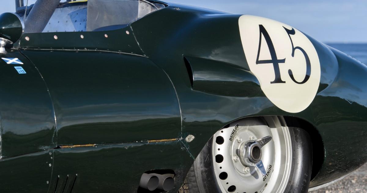 Xe Lister-Jaguar 1959 đã nhuốm màu thời gian