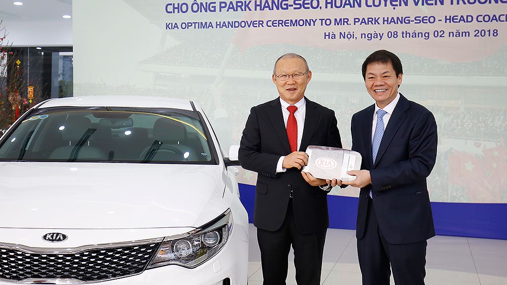 Thaco từng tặng 1 chiếc Kia Optima cho ông Park Hang-seo sau AFC Cup đầu năm nay