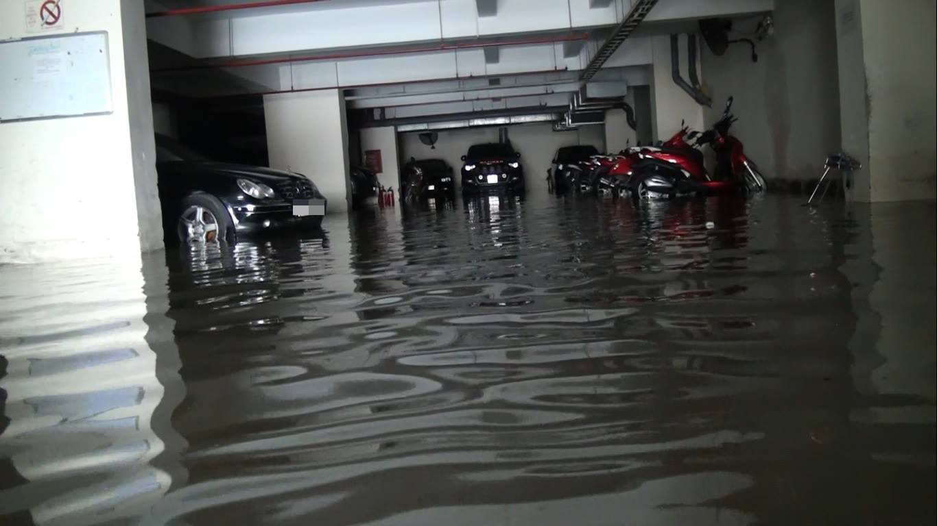 Mùa mưa các hầm chung cư tiềm tàng nguy cơ xe bị ngập nước