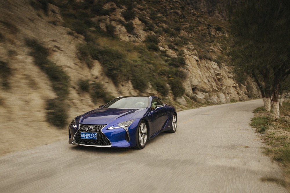 Từng tập phim sẽ phản ánh rõ nét những văn hoá khác nhau cũng những chiếc xe Lexus