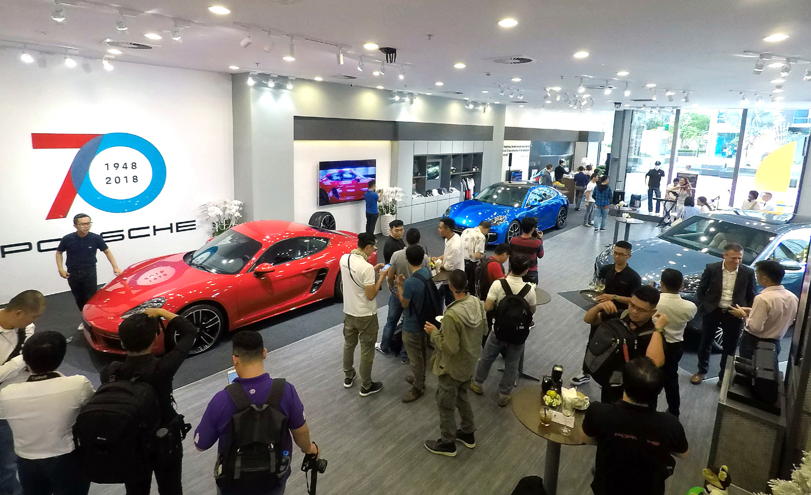 Người hâm mộ xe thể thao Porsche tại điểm trưng bày mới