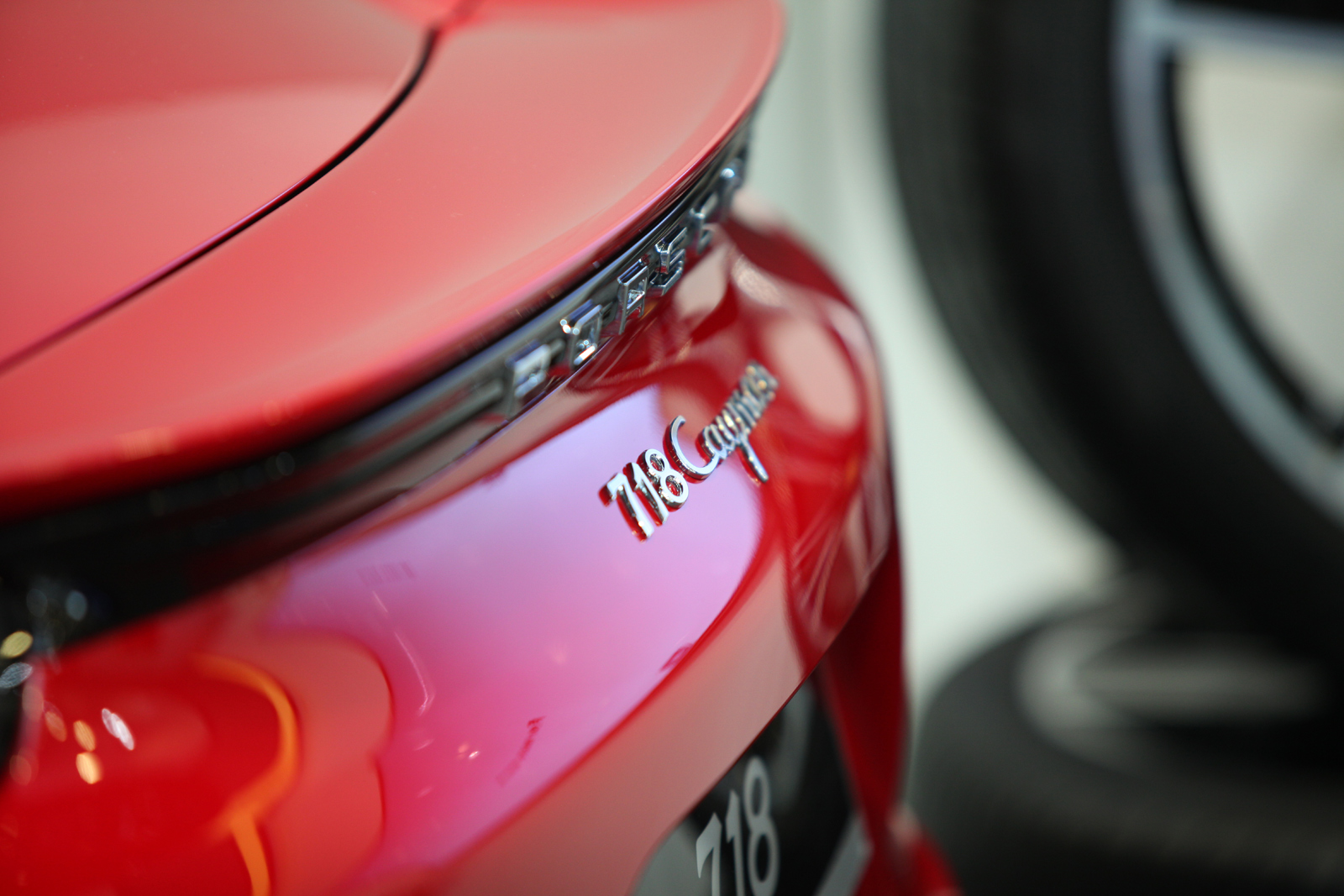 Logo trên xe 718 Cayman mới 