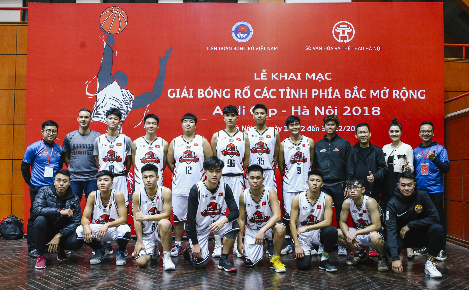 Đội bóng rổ Trẻ Thang Long Warriors chụp hình lưu niệm cùng Chủ sở hữu và Ban Huấn luyện