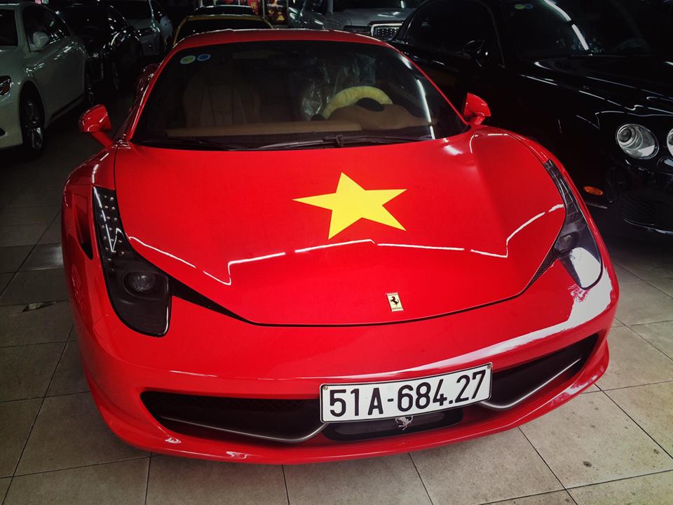 Siêu xe Ferrari được dán sao vàng cổ vũ tuyển Việt Nam đầu năm 2018