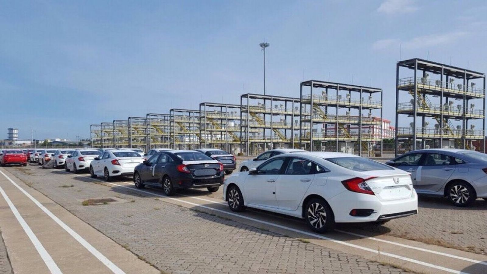 Lượng xe nhập khẩu vào Việt Nam tăng nhẹ tuần qua