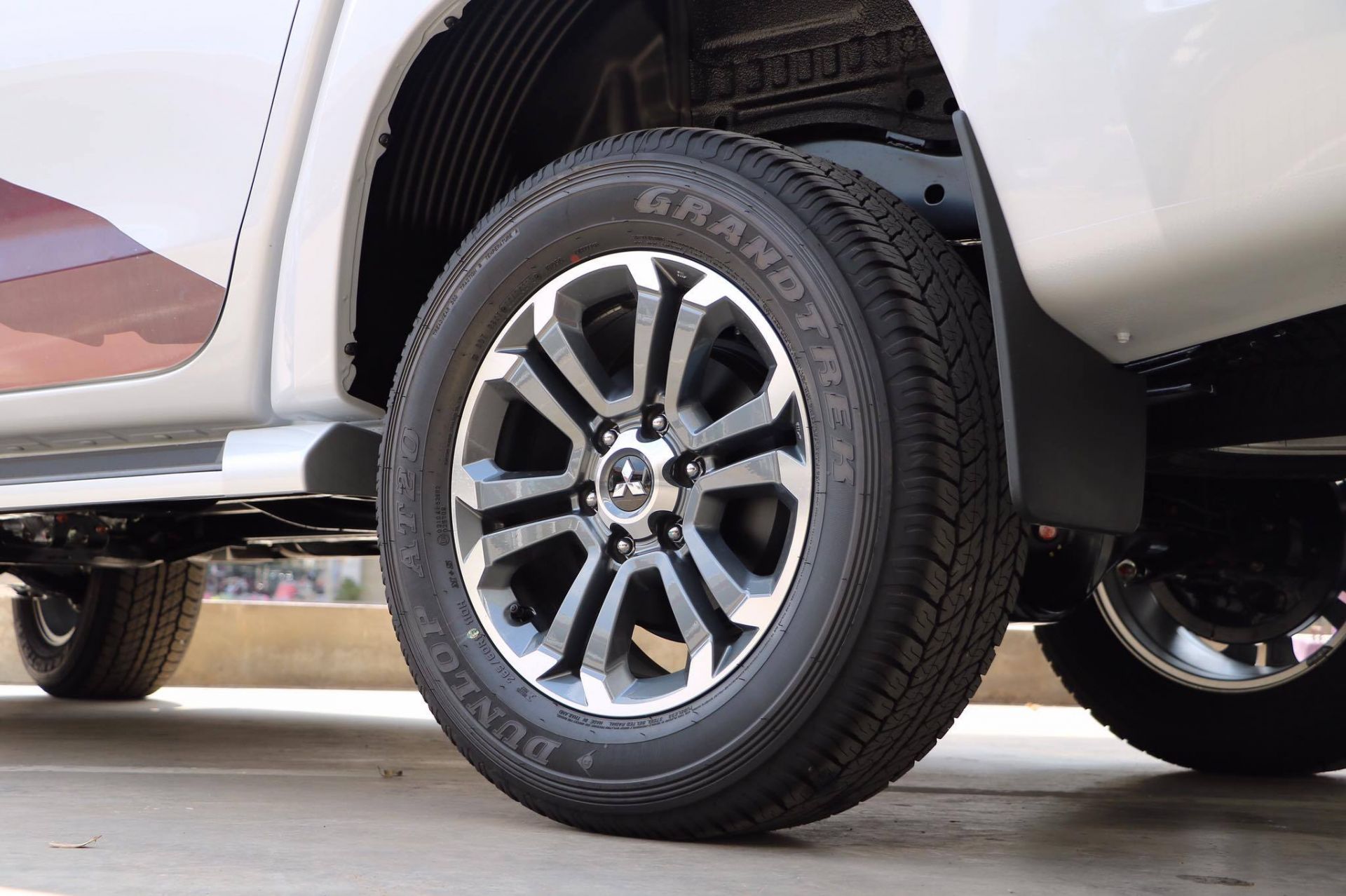 La zăng 18 inch trên Mitsubishi Triton 2019