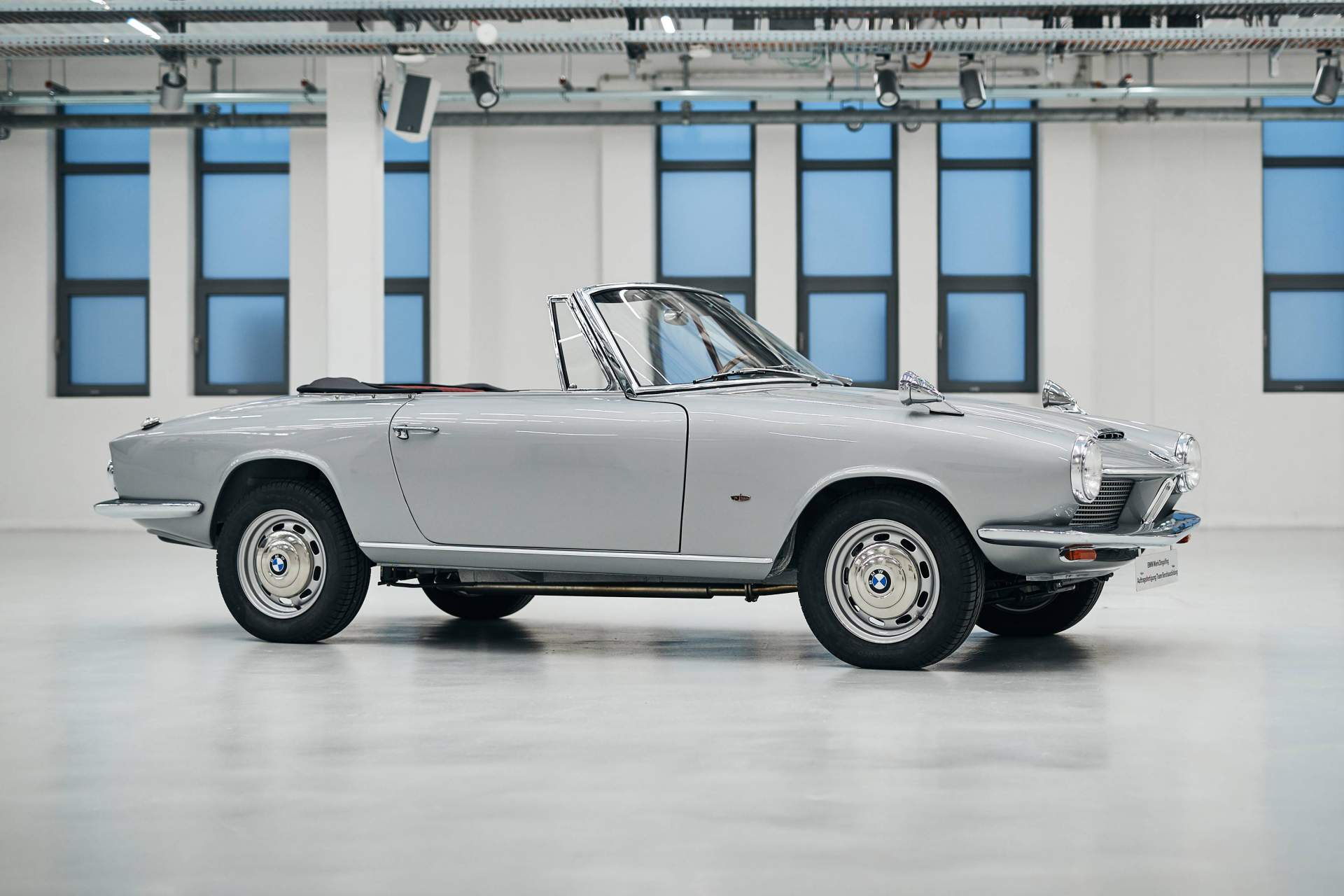 Thiết kế bên hông xe BMW 1600 GT mui trần