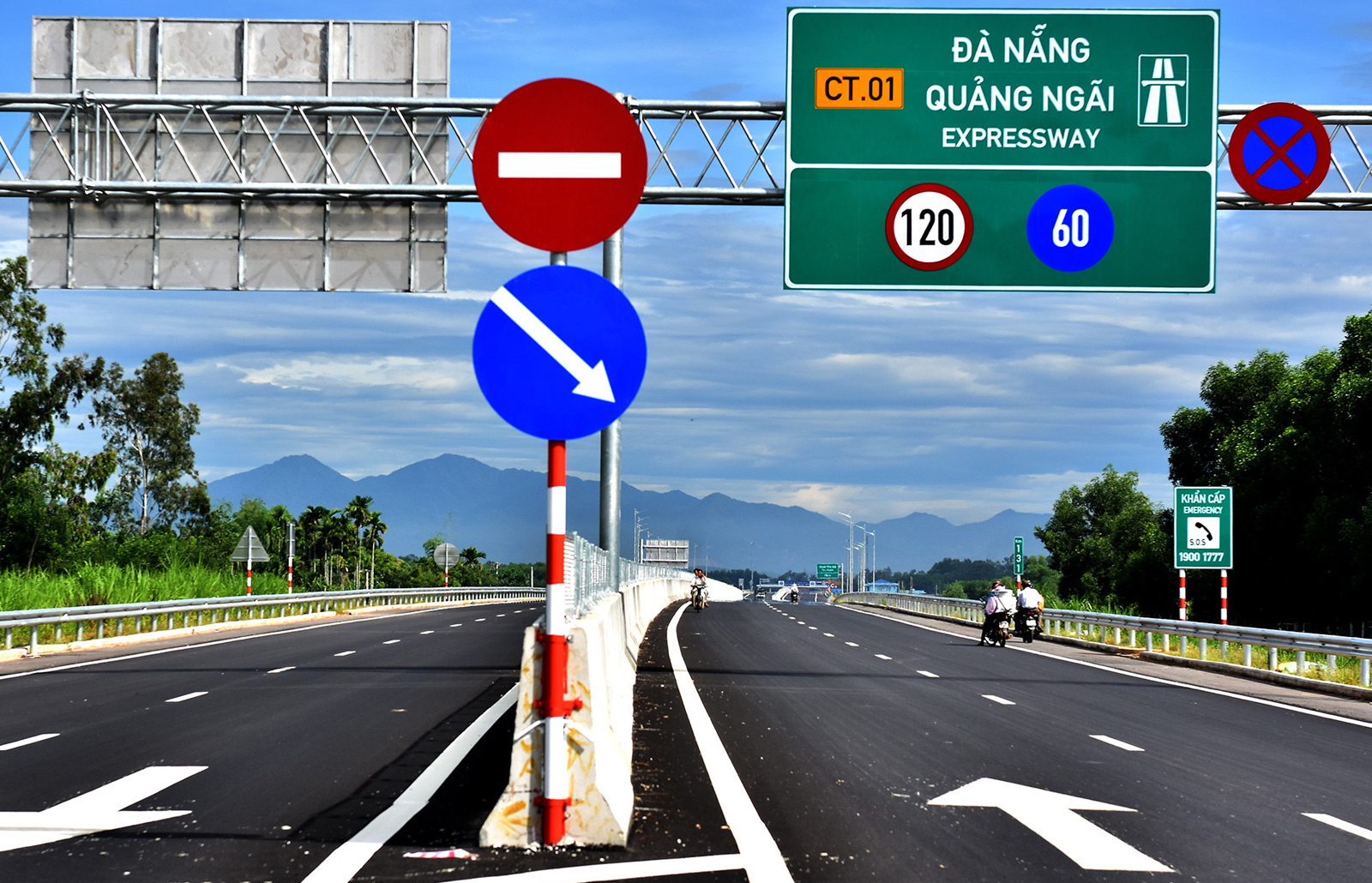 Quan sát biển báo, tuân thủ luật giao thông sẽ hạn chế tai nạn