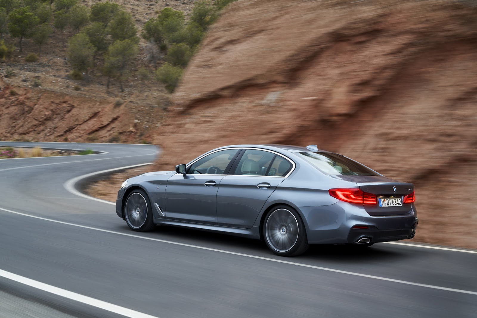 BMW lại cho rằng không có lỗi trong thiết kế và đã triệu hồi xe sớm