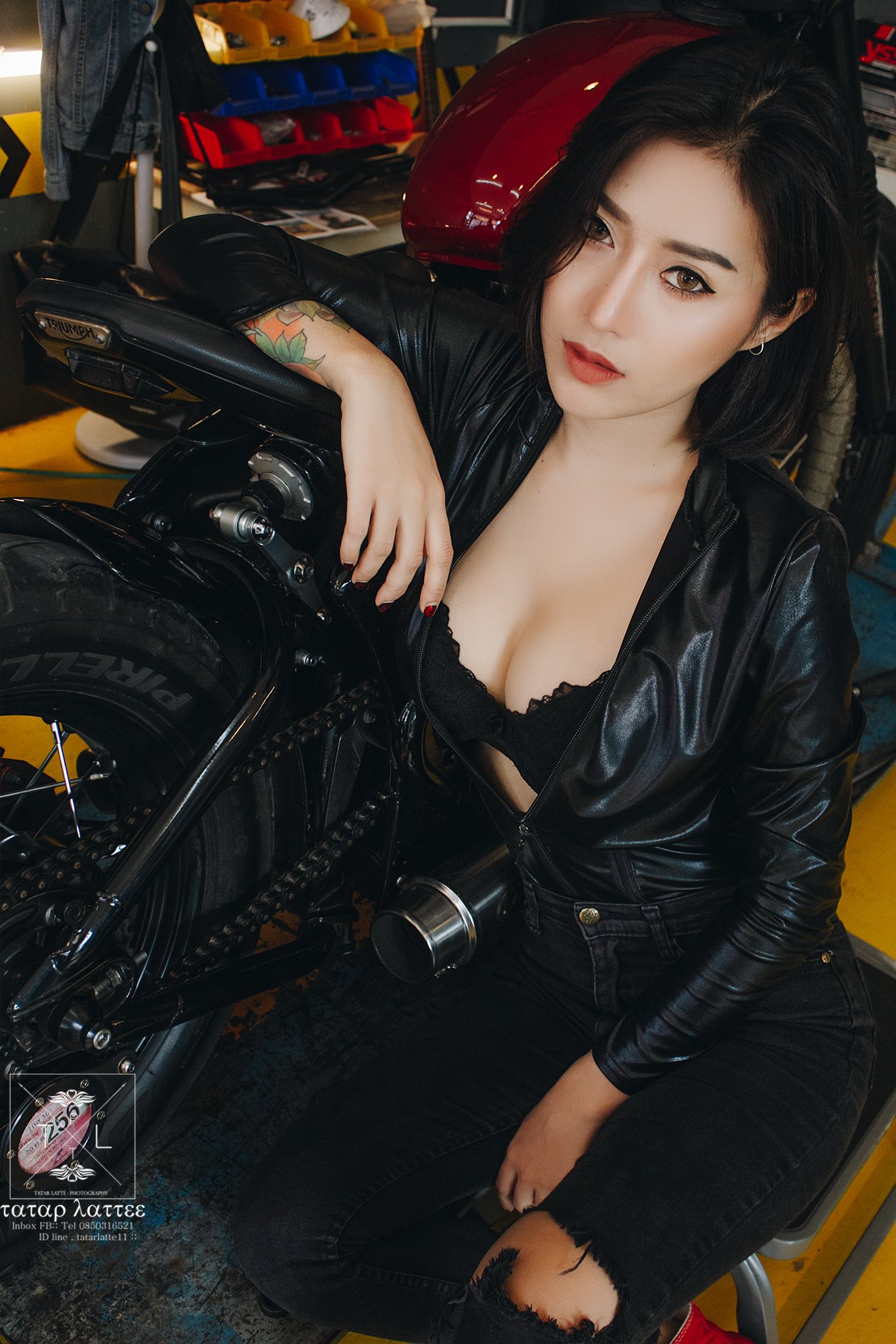 Người đẹp và xe mô tô