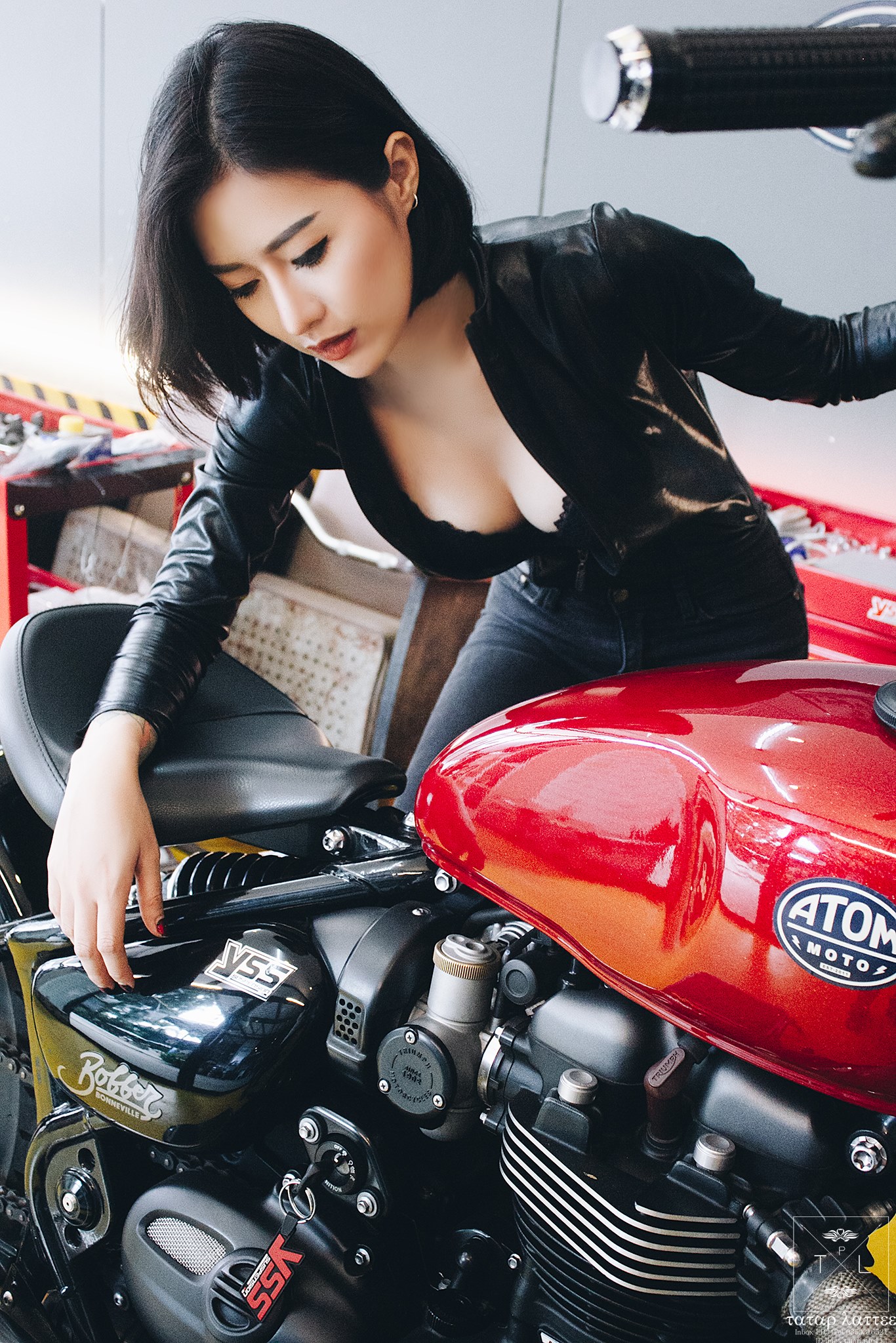 Người đẹp và xe mô tô