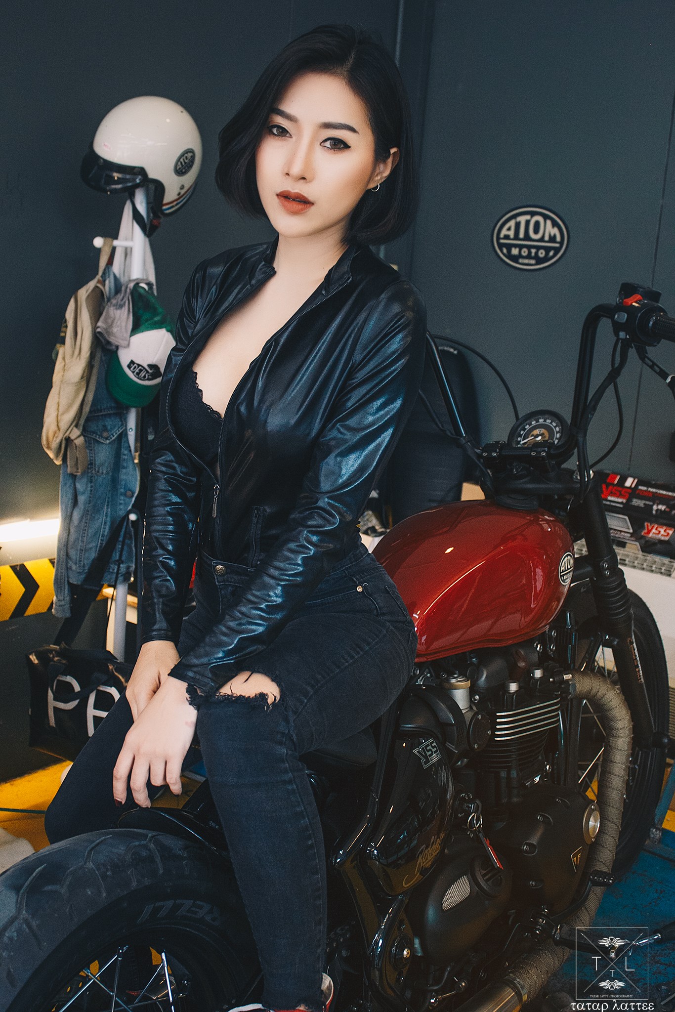 Người đẹp và xe mô tô Triump