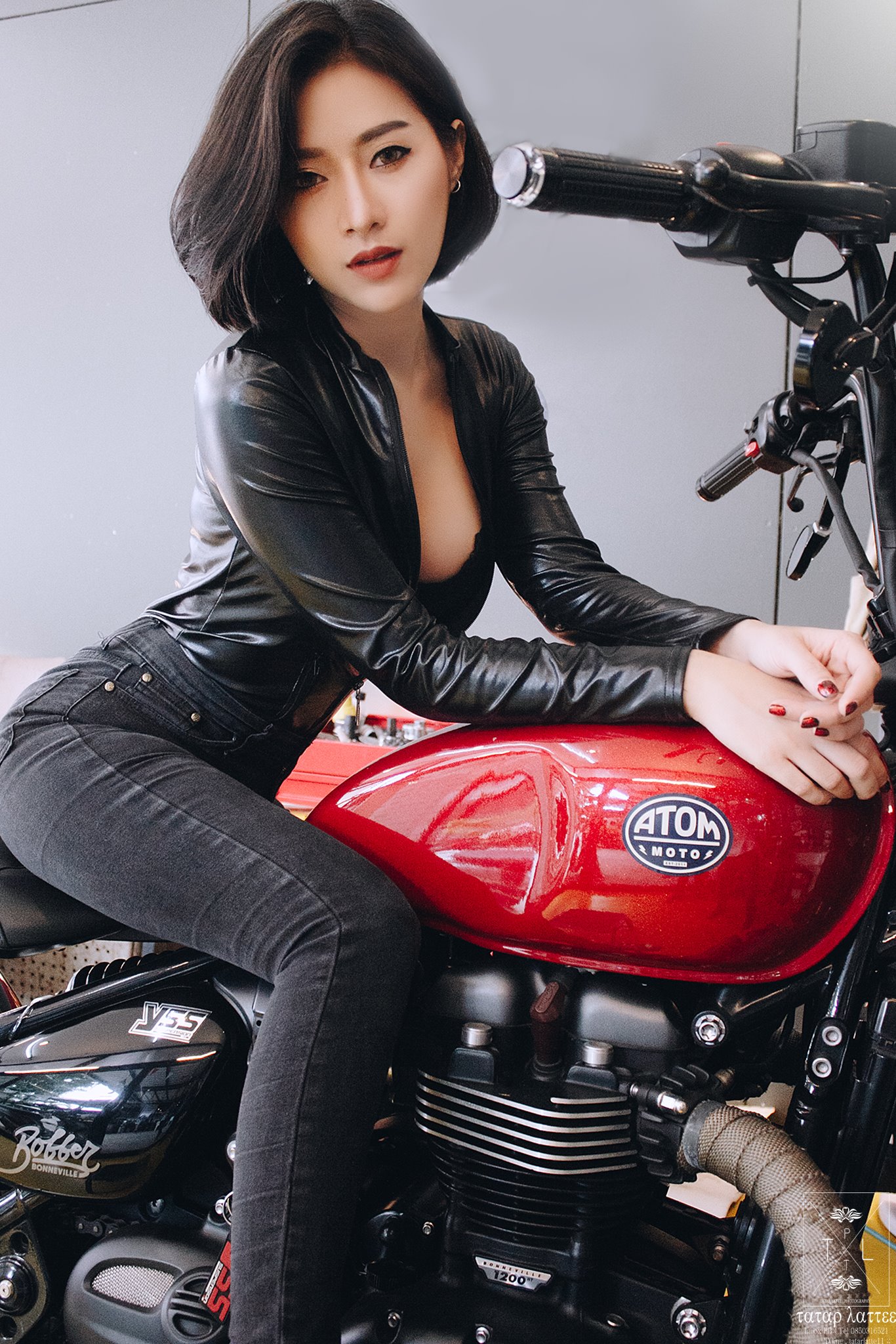 Người đẹp và xe mô tô