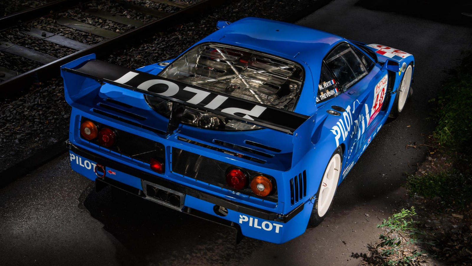 Phía sau xe Ferrari F40 LM