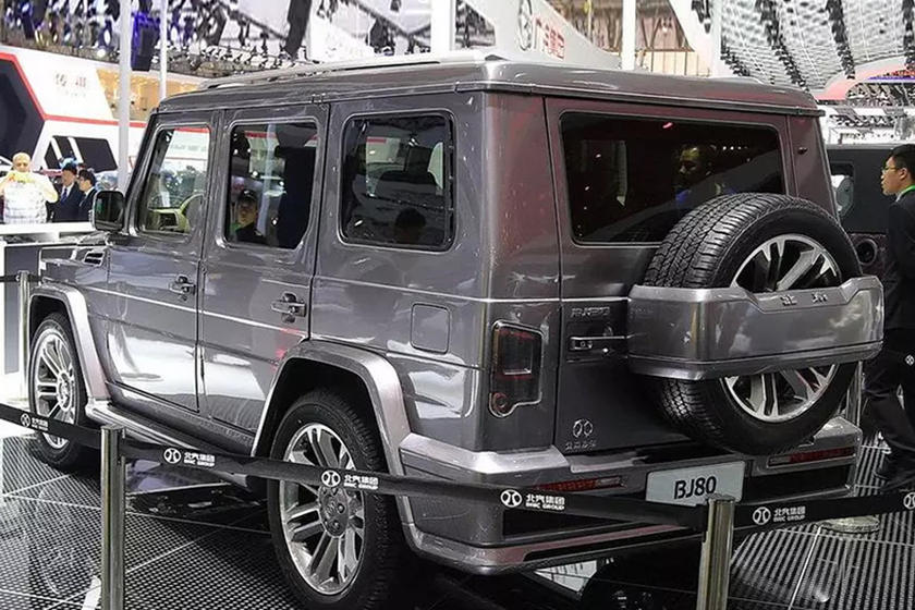 Đuôi xe BJ 80 không khác gì Mercedes-Benz G-Class