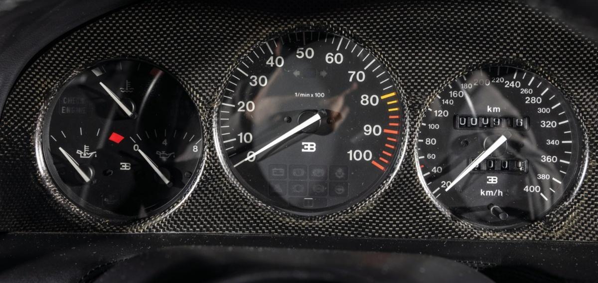 Cụm đồng hồ hiển thị của xe Bugatti EB110 Super Sport