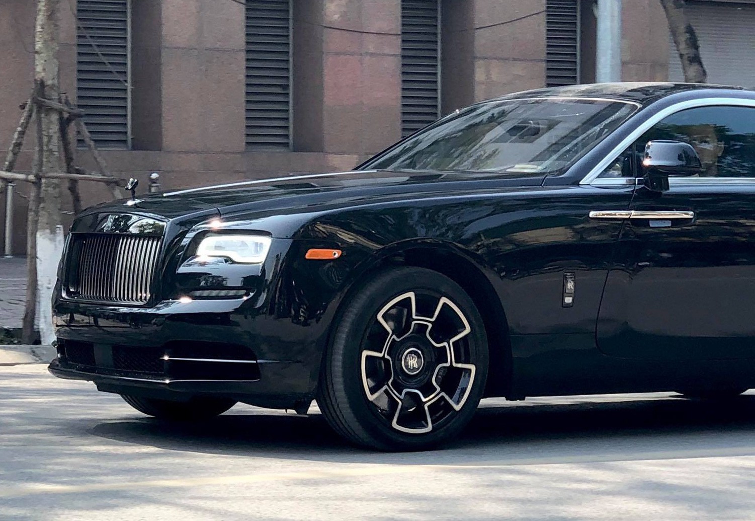 Chiếc Rolls-Royce Wraith Black Badge lăn bánh tại Hà Nội