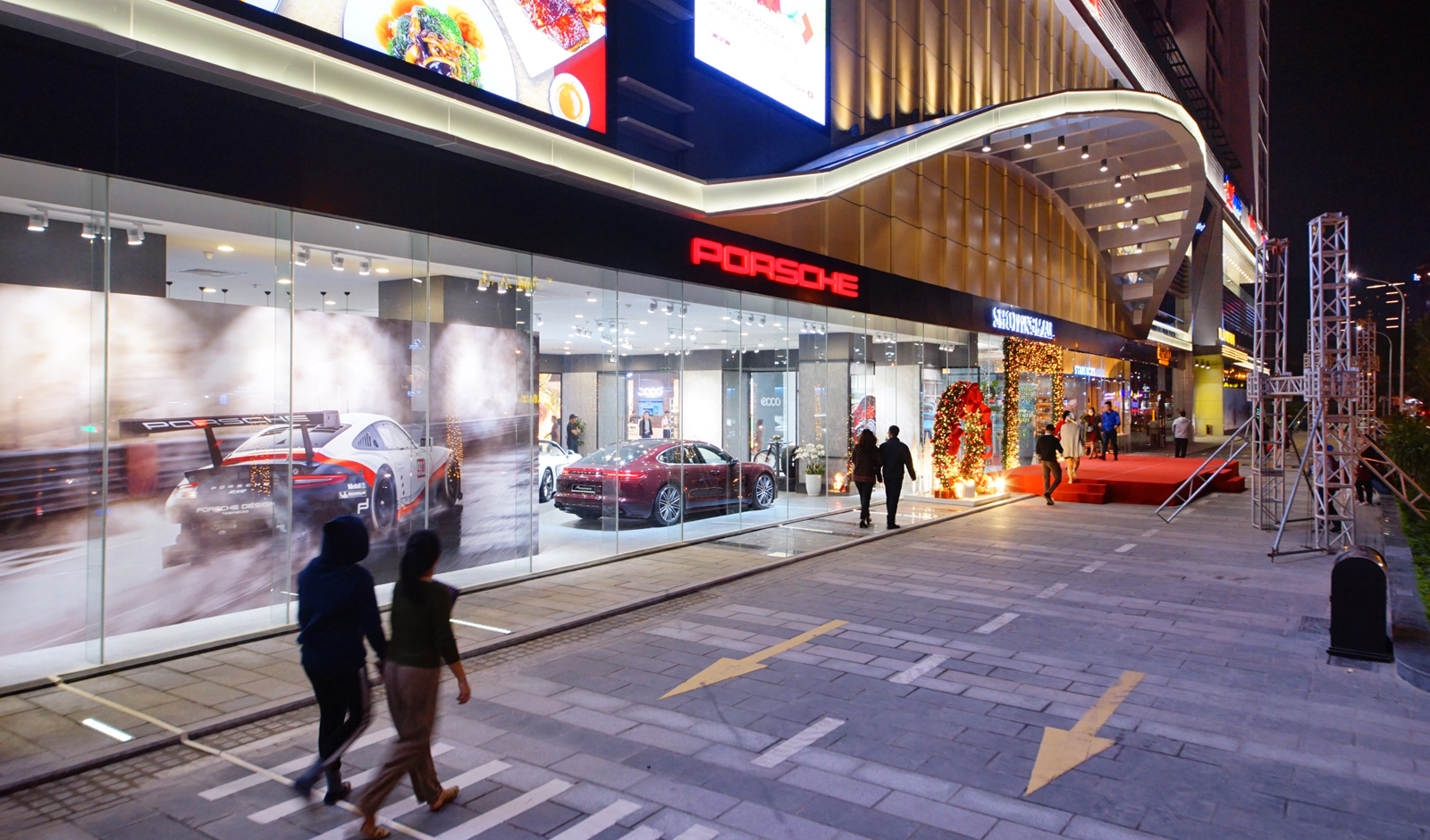 Không gian trưng bày Porsche đầu tiên tại Hà Nội