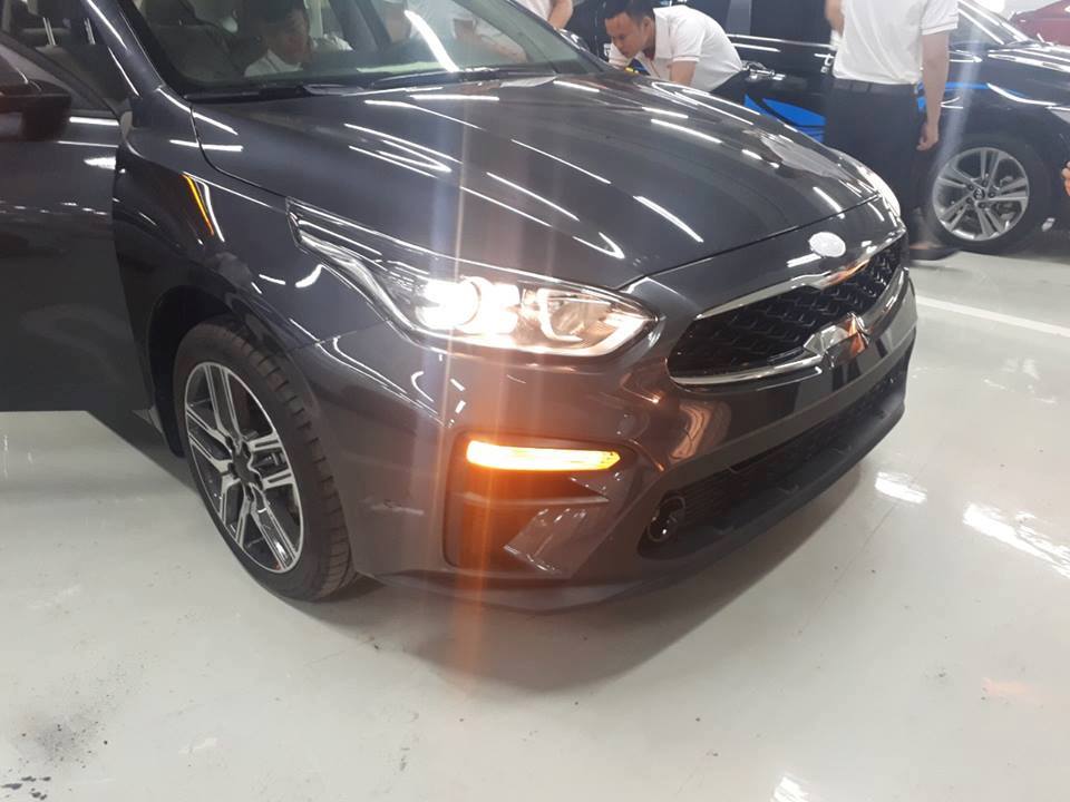 Đèn pha Kia Cerato 2019 là dạng LED với đèn định vị ban ngày 4 bóng LED riêng biệt