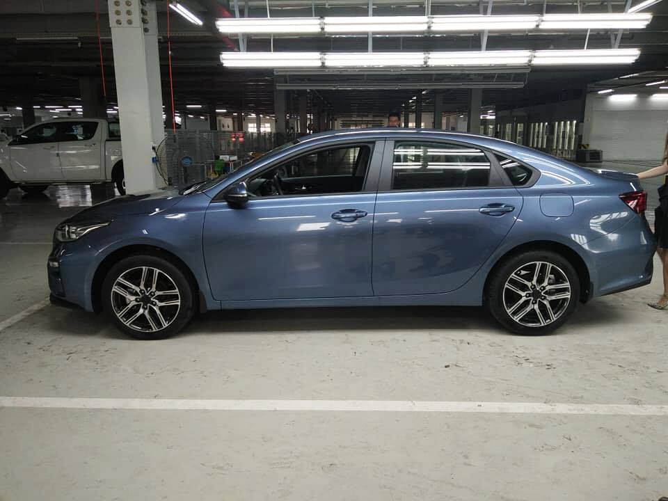 Kia Cerato 2019 nhìn từ phía bên hông