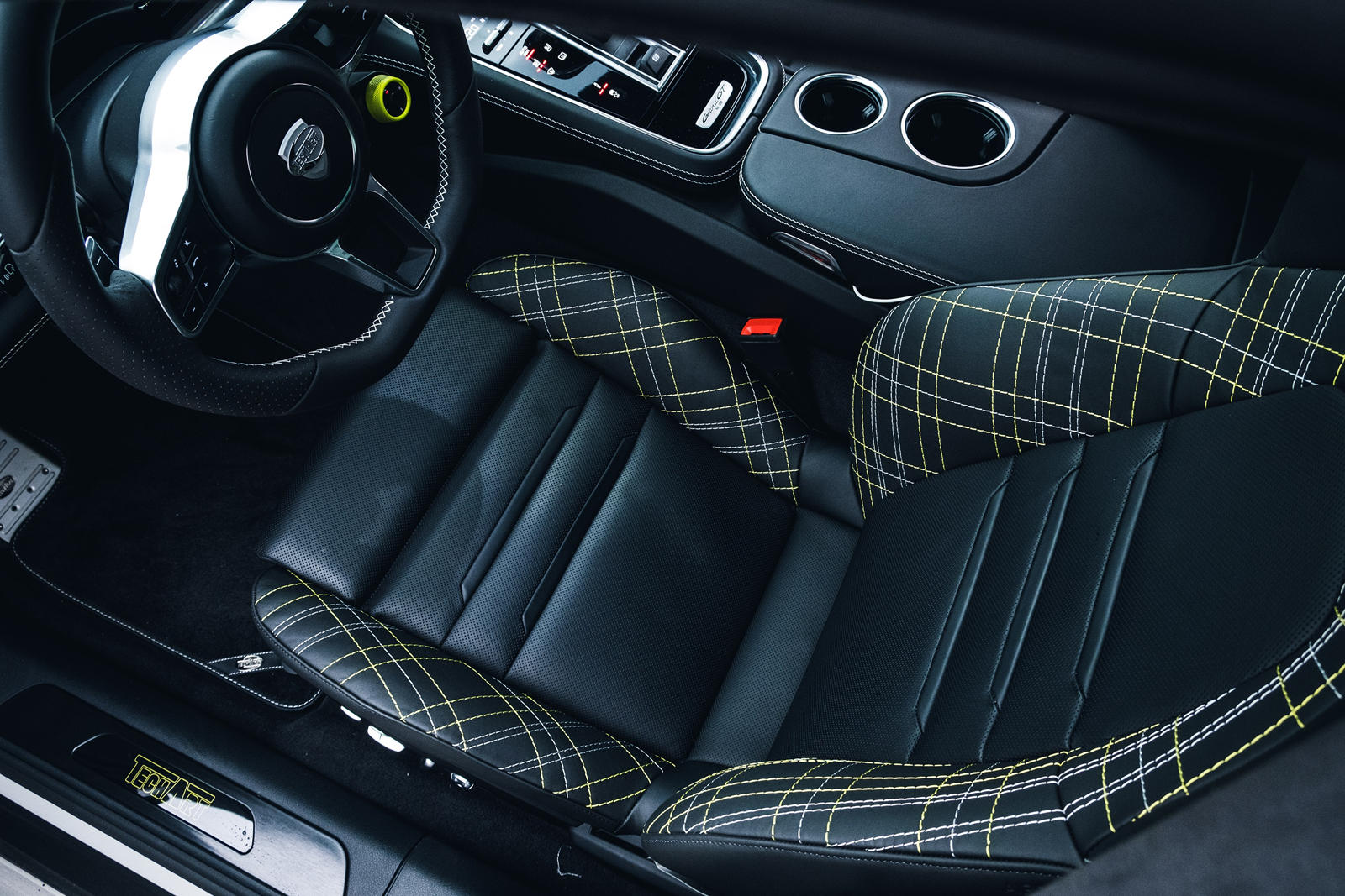 Không những mạnh, chiếc xe vẫn được trang bị sang trọng như các phiên bản Panamera khác