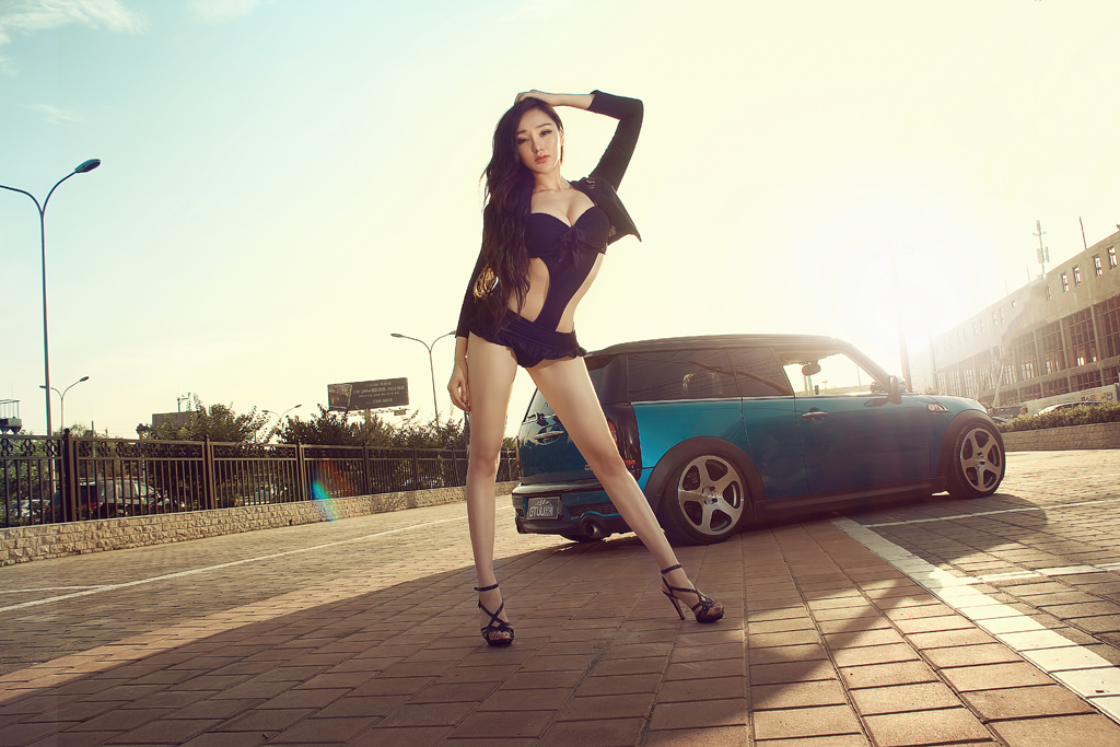 Chân dài bên MINI Cooper S