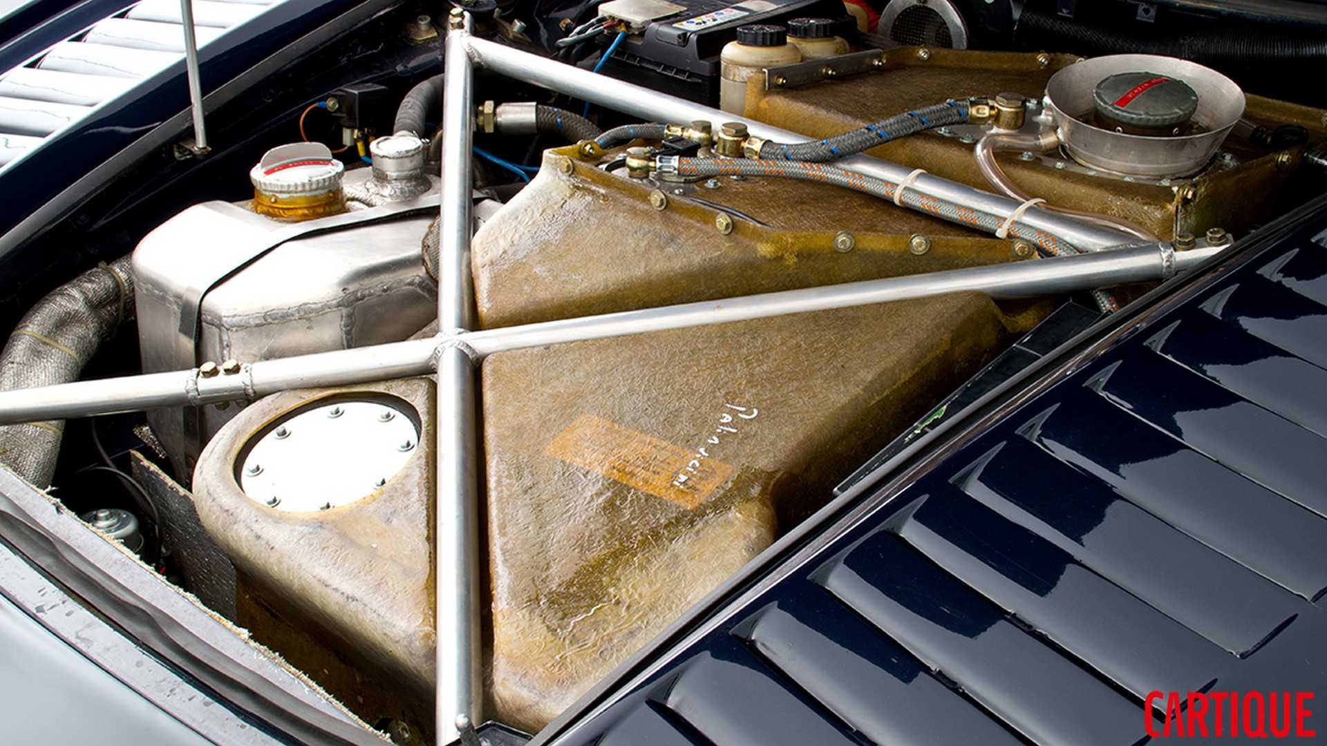 Thiết kế bình xăng, hệ thống điện với thanh gia cố của Porsche 935