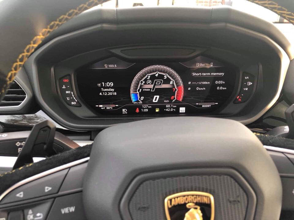 Thiết kế vô lăng và bảng đồng hồ xe Lamborghini Urus