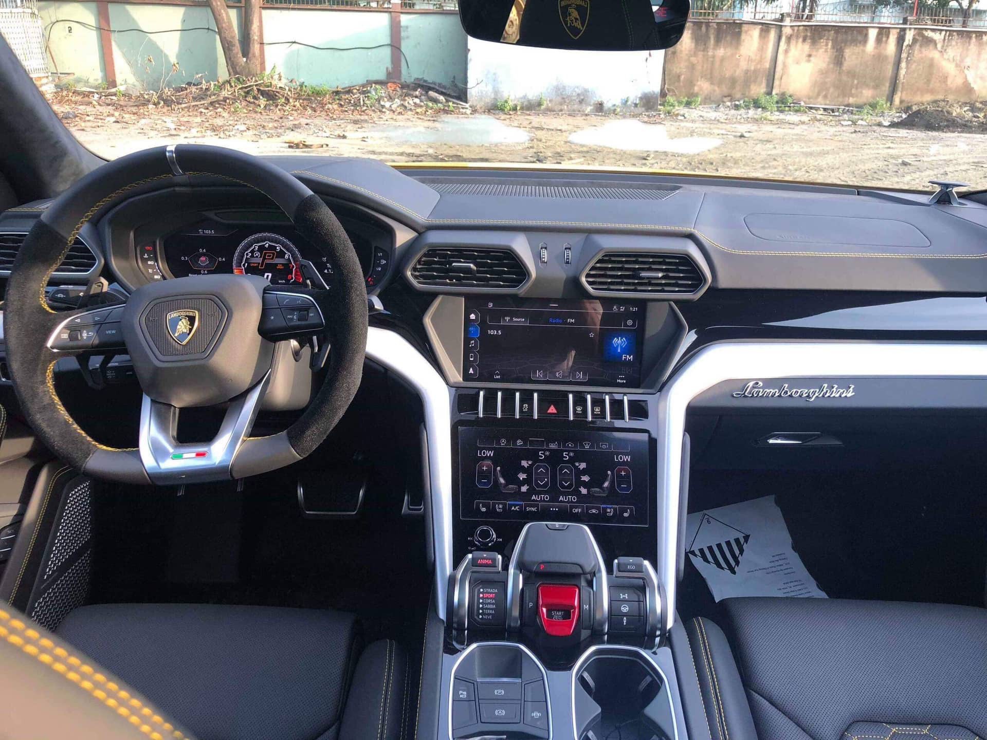 Cabin xe Lamborghini Urus vừa cập bến Việt Nam