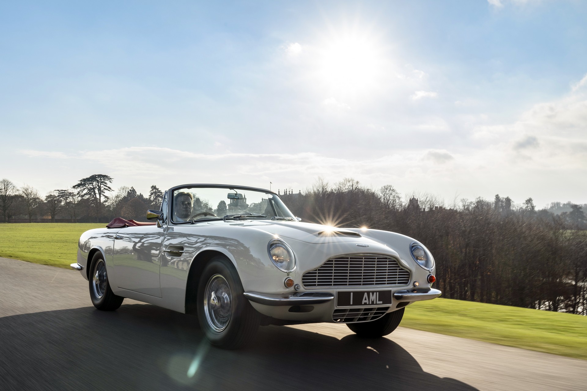 Mẫu xe thể thao Aston Martin DB7 Mark II Volante sử dụng cả động cơ điện lẫn động cơ xăng nguyên bản  